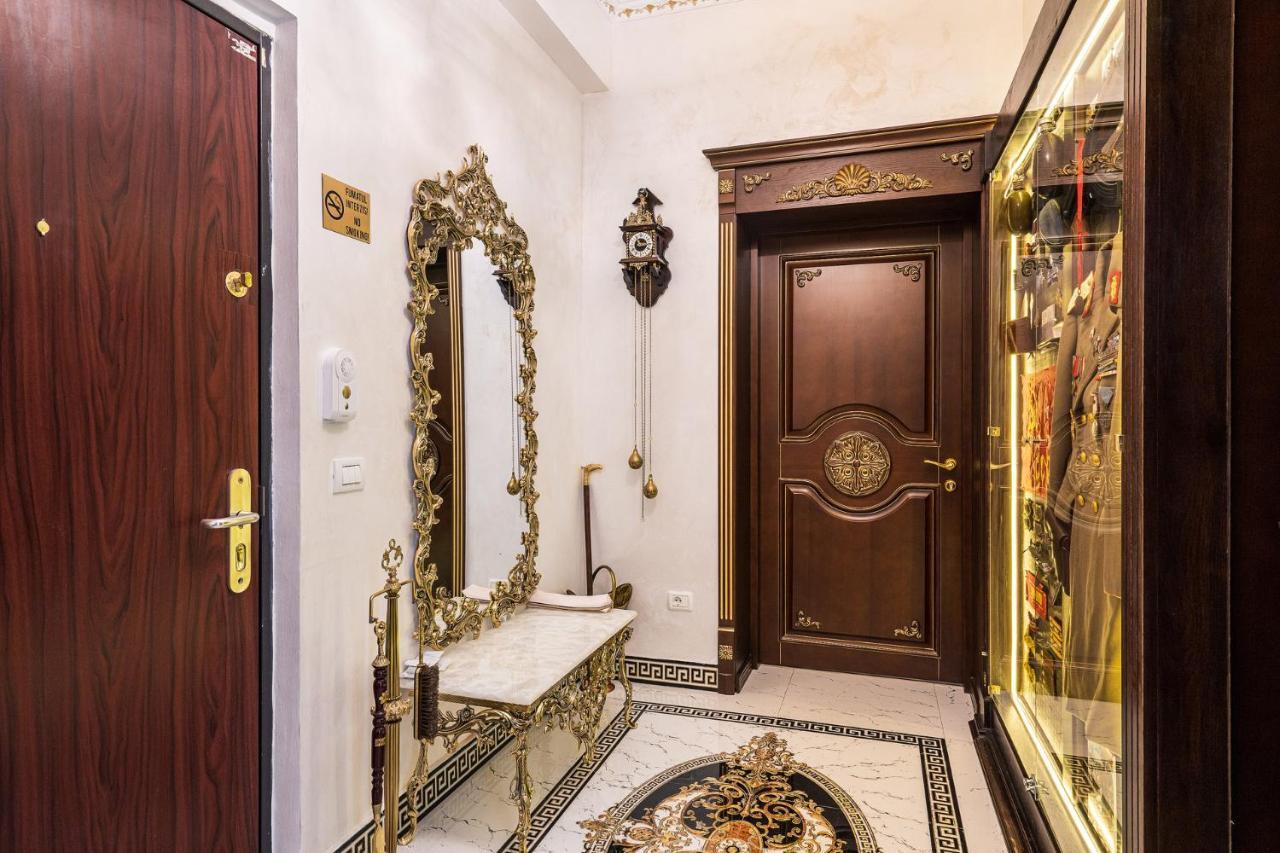 Private Museum Apartment With Antique Decor Bukarest Kültér fotó