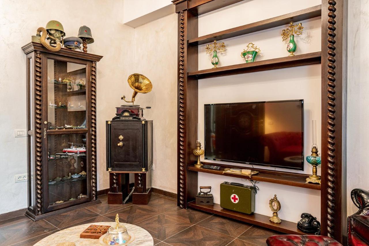 Private Museum Apartment With Antique Decor Bukarest Kültér fotó