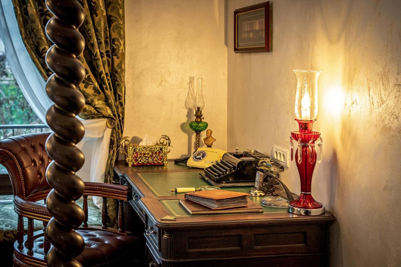 Private Museum Apartment With Antique Decor Bukarest Kültér fotó