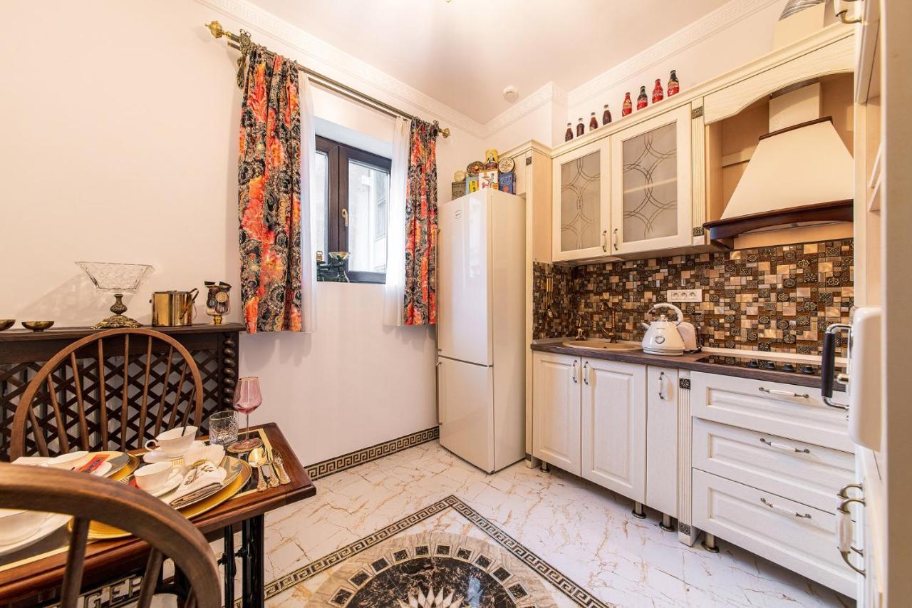 Private Museum Apartment With Antique Decor Bukarest Kültér fotó