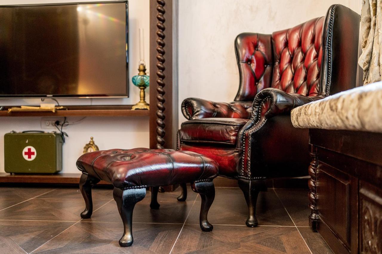 Private Museum Apartment With Antique Decor Bukarest Kültér fotó