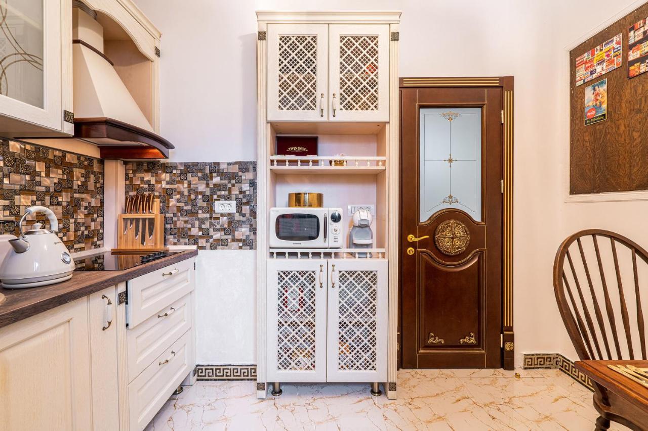 Private Museum Apartment With Antique Decor Bukarest Kültér fotó