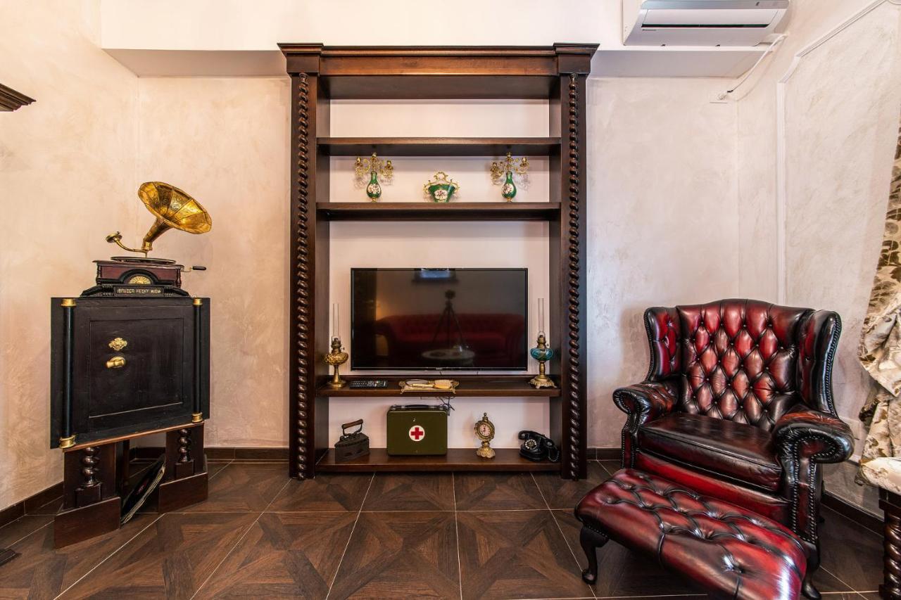 Private Museum Apartment With Antique Decor Bukarest Kültér fotó