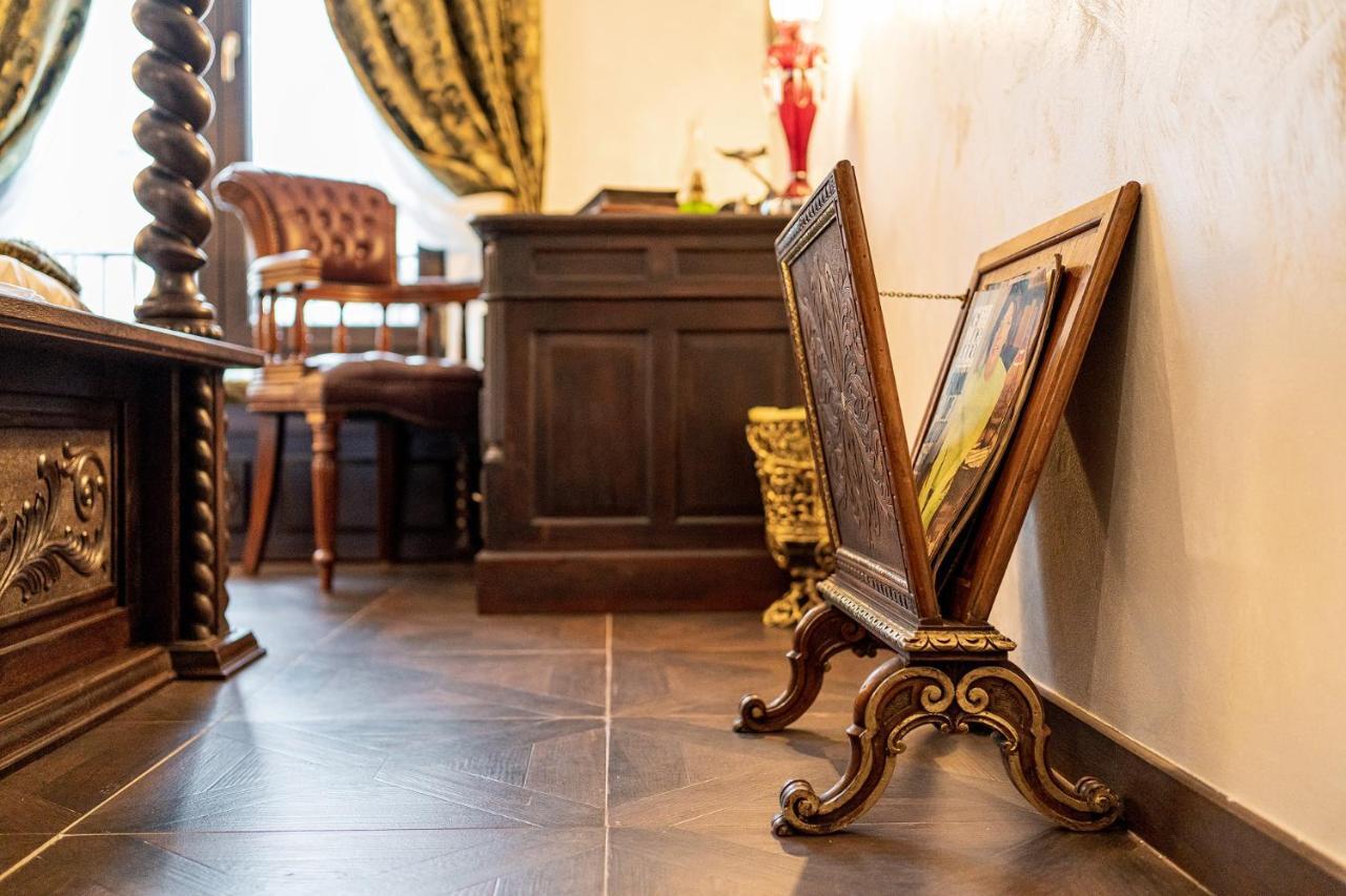 Private Museum Apartment With Antique Decor Bukarest Kültér fotó