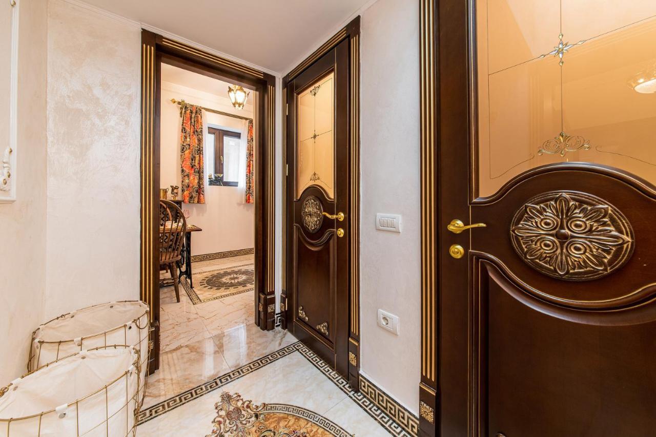 Private Museum Apartment With Antique Decor Bukarest Kültér fotó